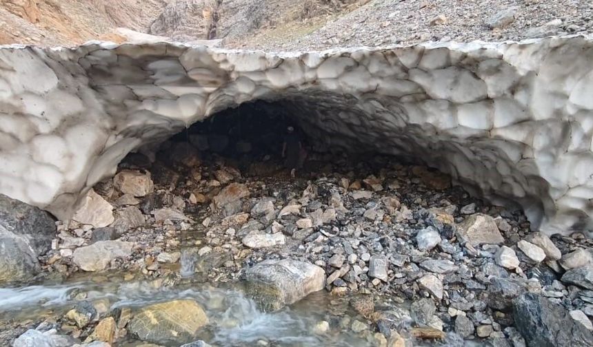 Bitlis'in yanı başında 45 dereceden kar tünellerine! Serinlik rotası burası oldu