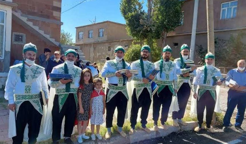 Bitlis'te Keçe Külahlılar Derneği'nden 12. Geleneksel Anma Programı