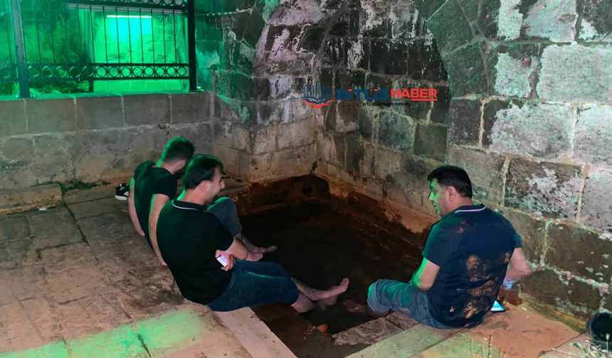 Bitlis'in Göbeğinde Yer Altından Çıkan Şifalı Su Vatandaşların İlgi Odağı Oldu