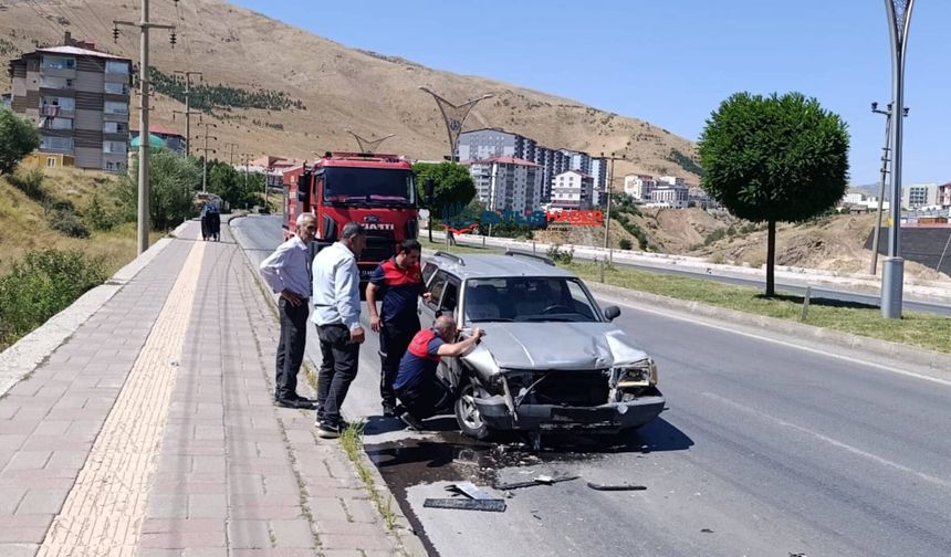 Bitlis'te Maddi Hasarlı Trafik Kazası