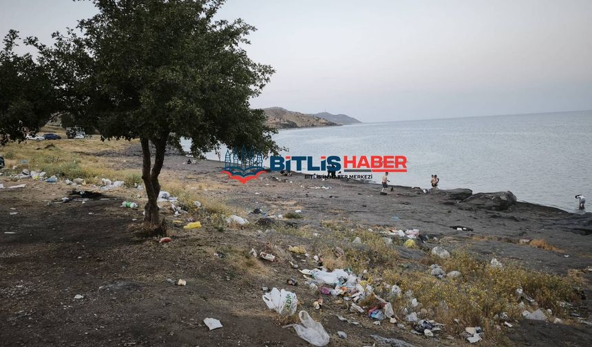Tatvan'da Van Gölü Kıyısındaki Çöp Kirliliği Tepki Çekti