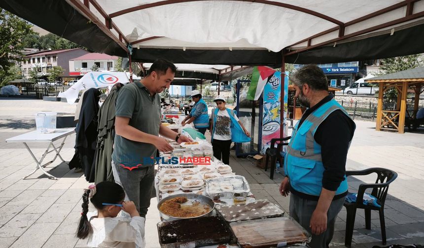 Yetimler Vakfı’nın Bitlis’teki kermesine yoğun ilgi