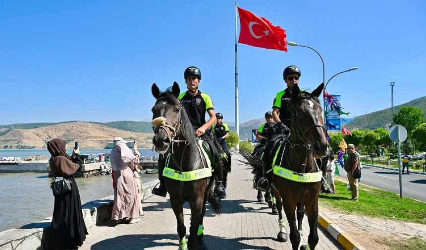 Atlı polis birlikleri Bitlis sokaklarında devriye attı