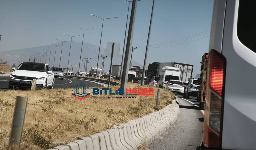 Vatandaşlar Malazgirt etkinliklerine akın ediyor: Yollarda kilometrelerce araç kuyruğu oluştu