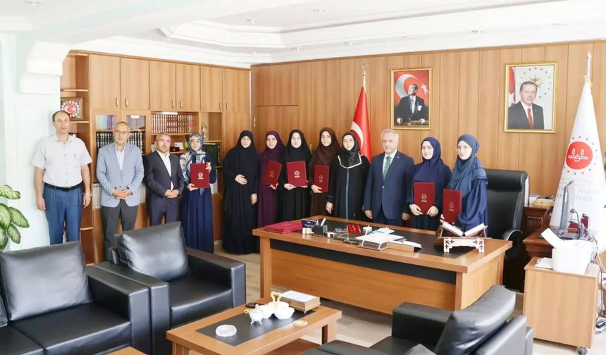 Bitlis'te Fatih Kur’an Kursu öğrencilerine hafızlık icazeti ve teşekkür belgesi