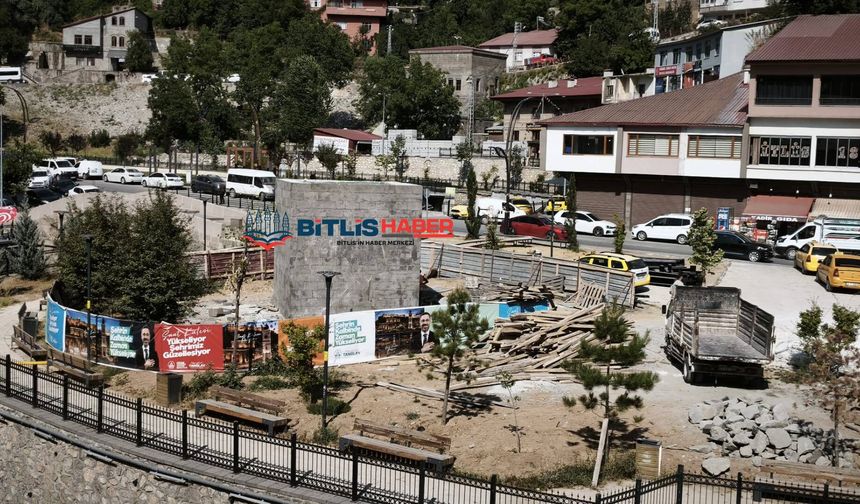 Bitlis’te Saat Kulesinin Yapımı Sürüyor