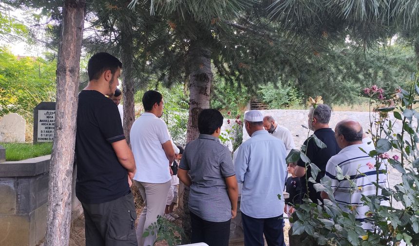 Eski HÜDA PAR Bitlis İl Başkanı Gül kabri başında yad edildi