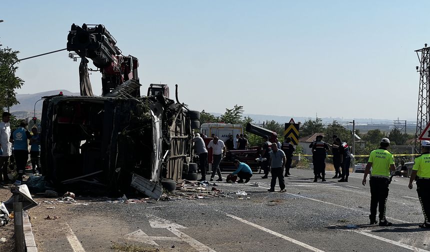 Refüje Çarpan Yolcu Otobüsü Devrildi: 1 Ölü, 23 Yaralı