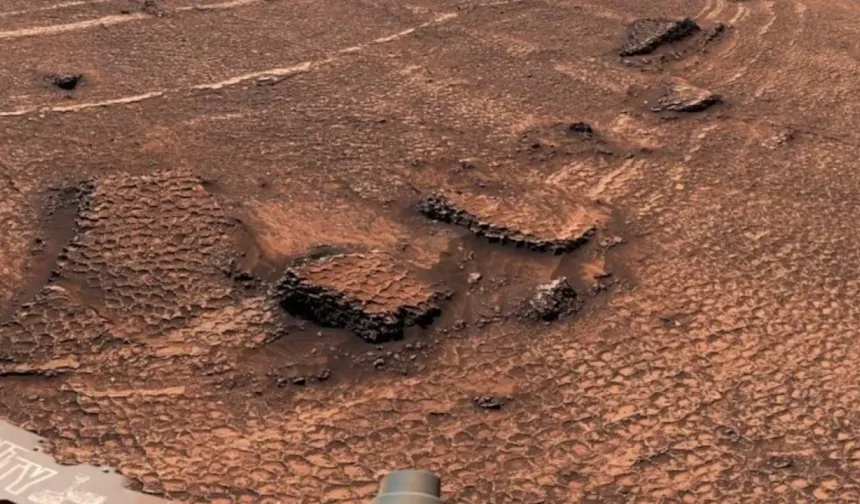 Mars yüzeyinde petek şeklinde gizemli yapılar keşfedildi