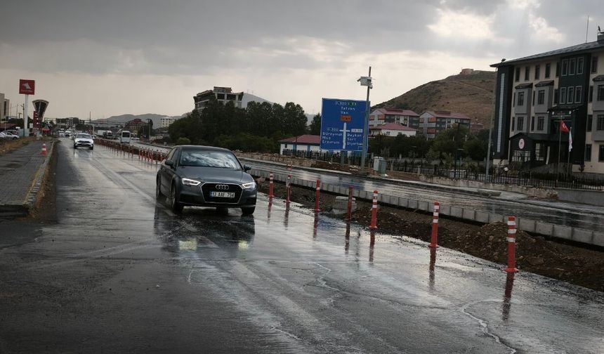 Bitlis’te yağmur sürprizi: Sıcaklık düştü, vatandaşlar rahatladı