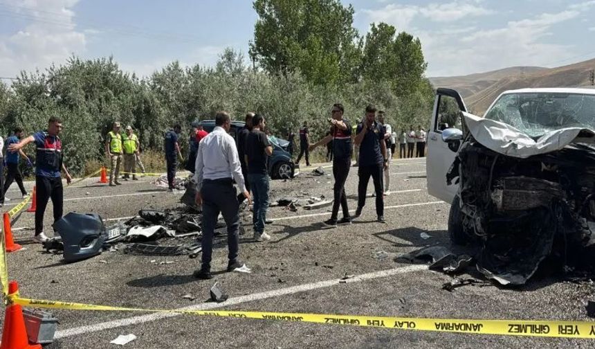 Van-Erciş kara yolunda feci kaza: 2 ölü, 9 yaralı