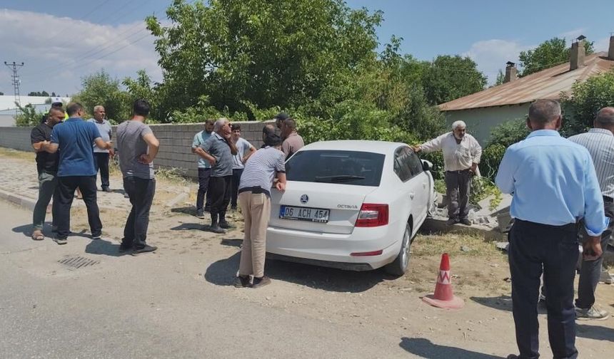 Van'da otomobil duvara çarptı: 2 kişi yaralandı