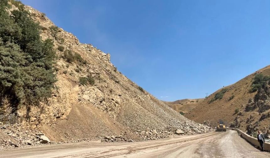 Yüksekova-Van karayolunda kaya düştü: Trafik bir süre durdu