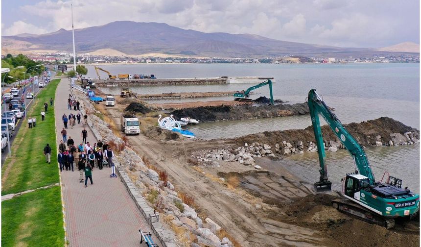 Cumhurbaşkanı Erdoğan'ın talimatıyla  Tatvan sahilinde dip çamuru temizleniyor