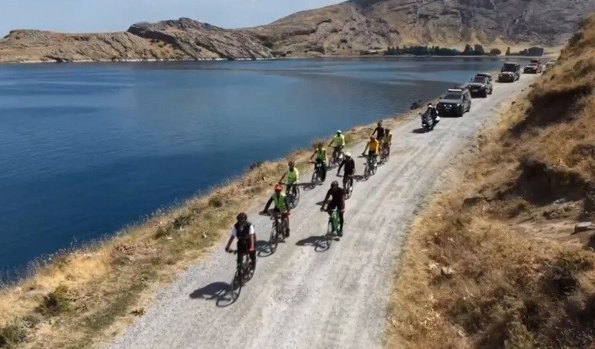 Van Gölü'nün saklı güzelliğine 22 kilometre pedal çevirdiler