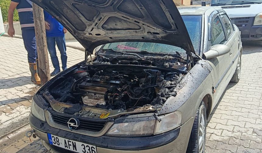 Bitlis'te park halindeki otomobil alevlere teslim oldu