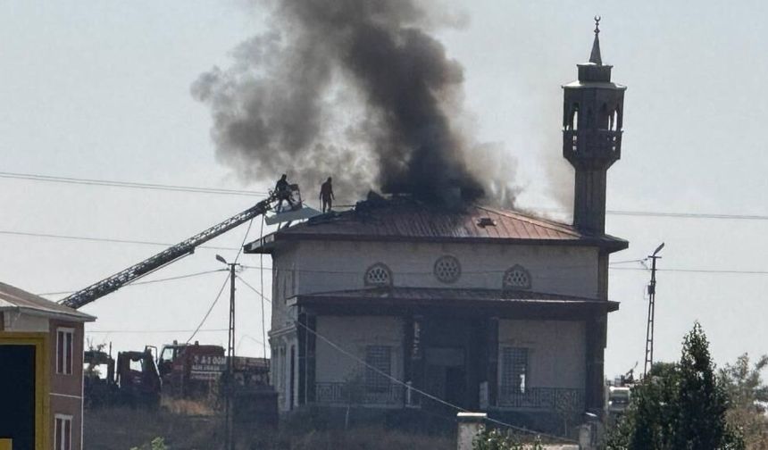 Ağrı'da cami çatısında yangın: Yoğun duman yükseldi