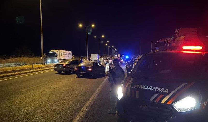 Bitlis'te ekipler sahaya indi: Arananlar yakalandı, cezalar kesildi