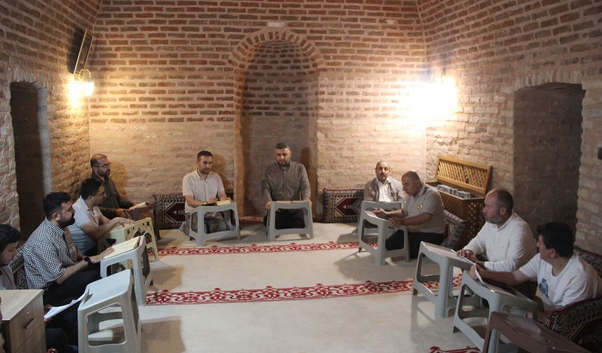 Cizre'de Melayê Cizîrî'nin divanı Kırmızı Medrese'de şerh ediliyor