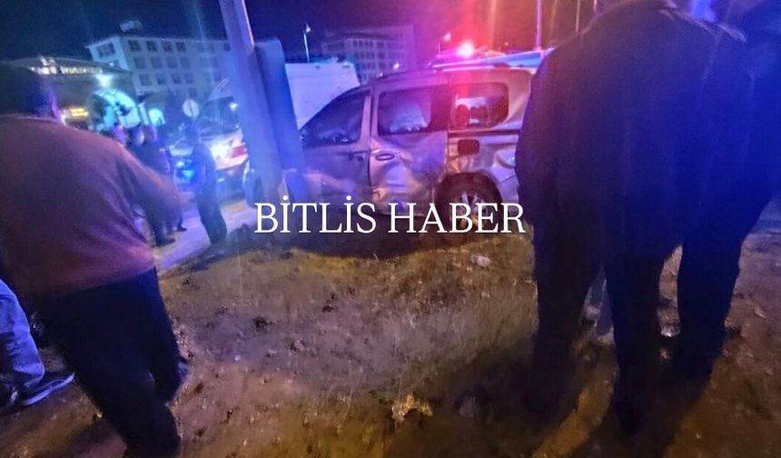 Bitlis’te minibüs ile hafif ticari araç çarpıştı: 6 yaralı