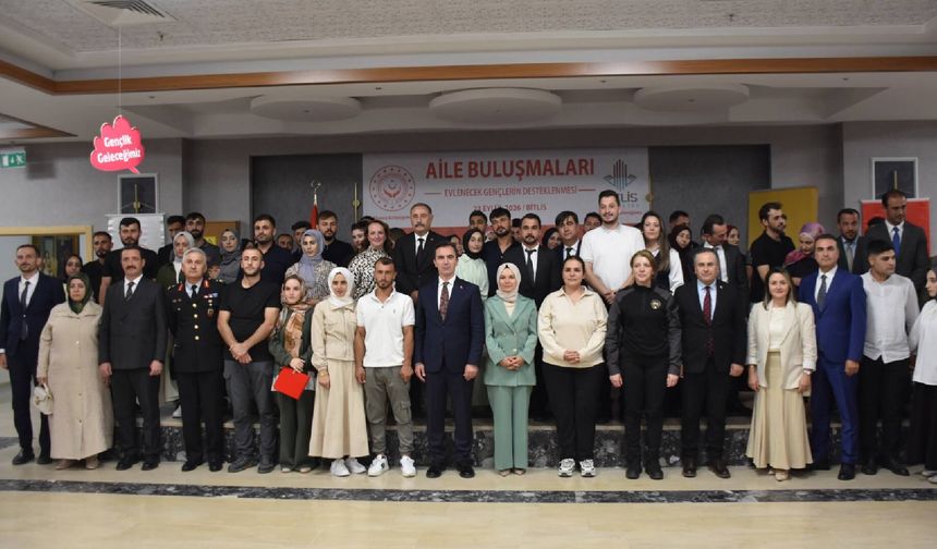 Bitlis'te evlilik fonundan yararlanan çiftler yemekte buluştu