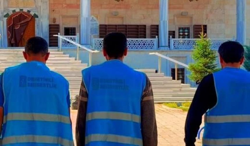 Patnos'ta camiler için örnek çalışma! Yükümlüler temizlik yaptı