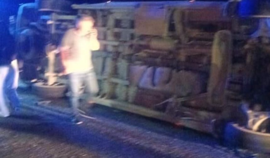 Van-Hakkari yolunda minibüs devrildi: 2'si çocuk 9 yaralı