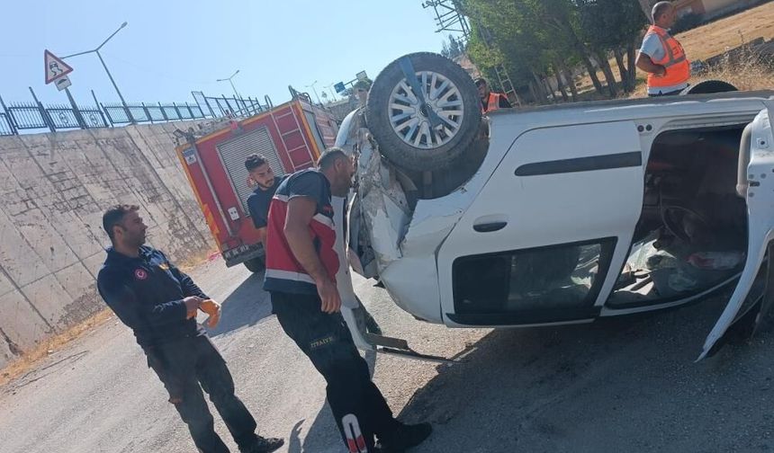 Van'da otomobil istinat duvarından düştü