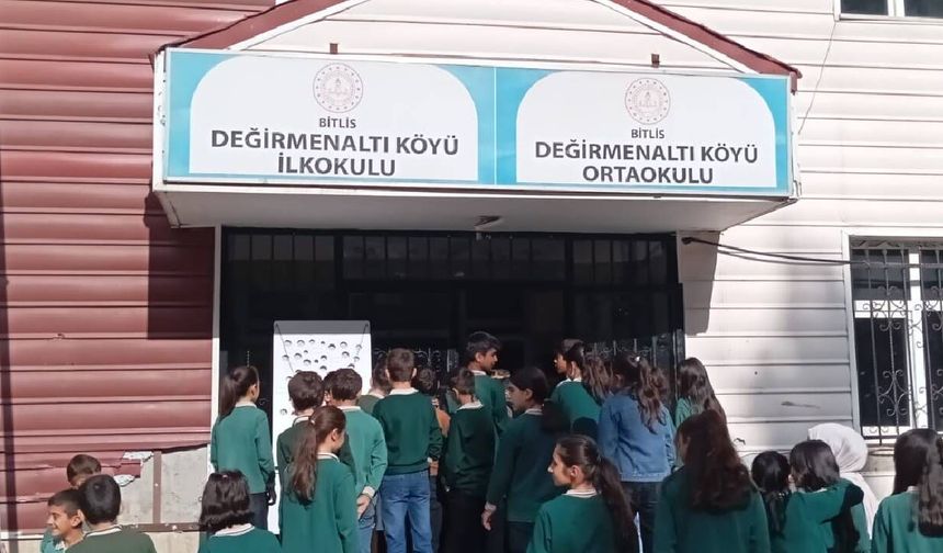Bitlis’te Öğrenciler Teneffüste "Delikli Labirent" Oyunuyla Eğlendi