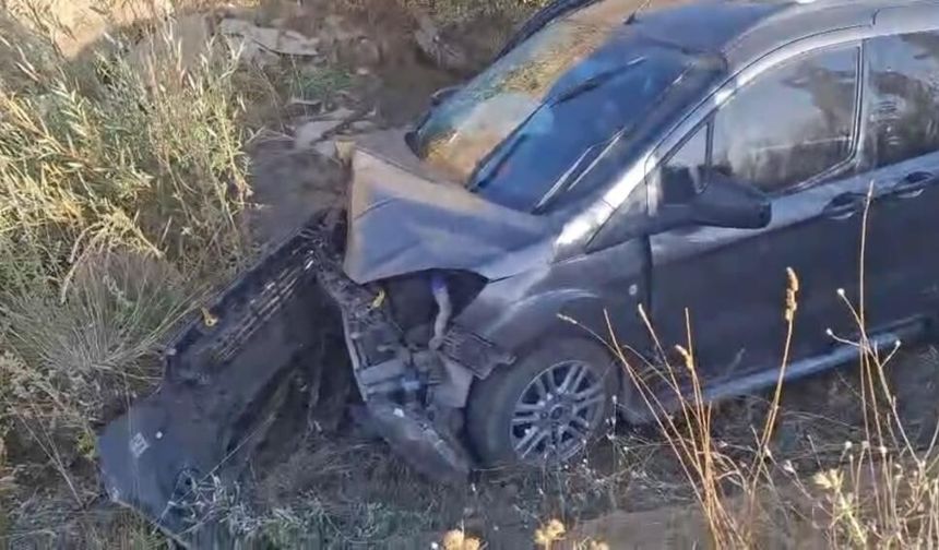 Yüksekova-Van karayolunda iki araç çarpıştı: 4 yaralı