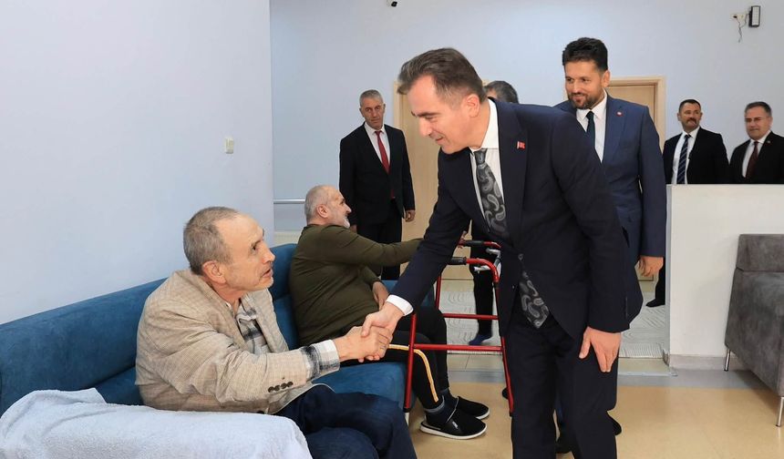 Vali Karakaya'dan Dünya Yaşlılar Günü'nde anlamlı ziyaret