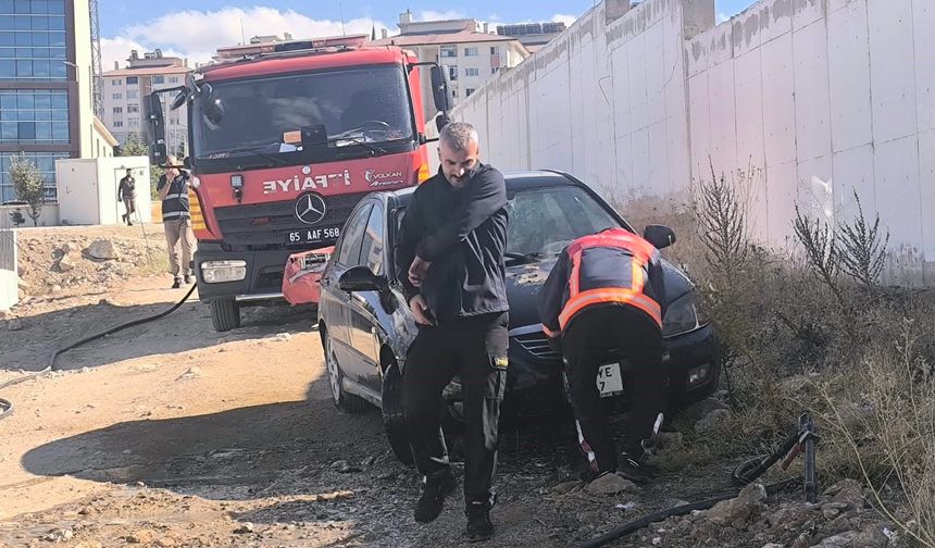 Van'da park halindeki otomobil alev aldı