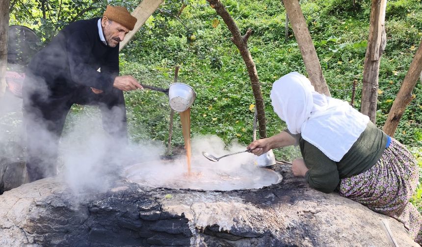 Bitlis’te Yıllardır Süren Geleneksel Yöntemlerle Üzümler Pekmeze Dönüştürülüyor