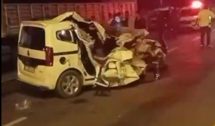 Batman yolunda araç TIR'a çarptı: 2'si çocuk 6 ağır yaralı