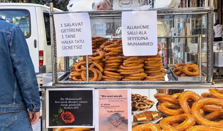"Bir salavat getir, bir tatlı al" Stant halktan ilgi gördü