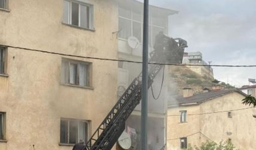 Bitlis'te ev alevlere teslim oldu: Çok sayıda eşya yandı