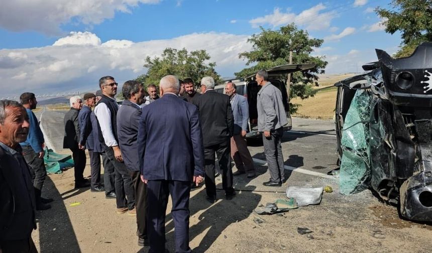 Bitlis'te kamyonet takla attı: 2 yaralı