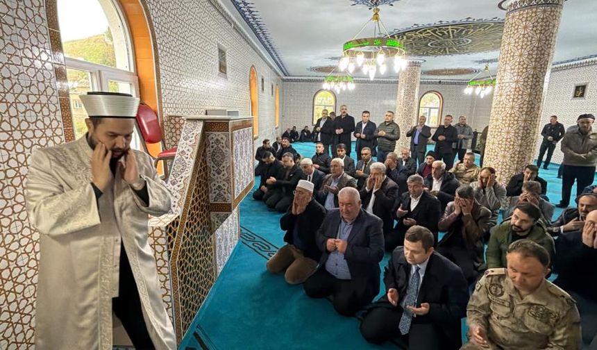 Bitlis'te yapılan cami ibadete açıldı, İlk cuma namazı kılındı