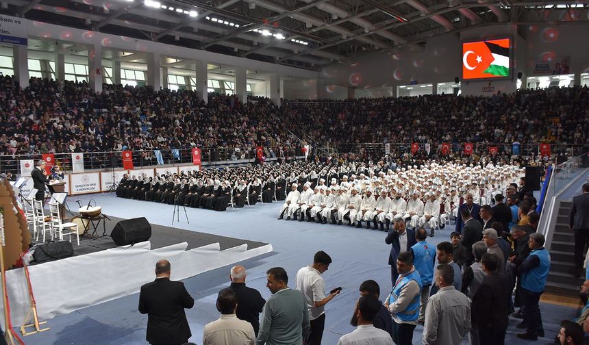 Göz kamaştıran, yürek ısıtan görüntüler! 373 hafız  ve hafize için mezuniyet programı