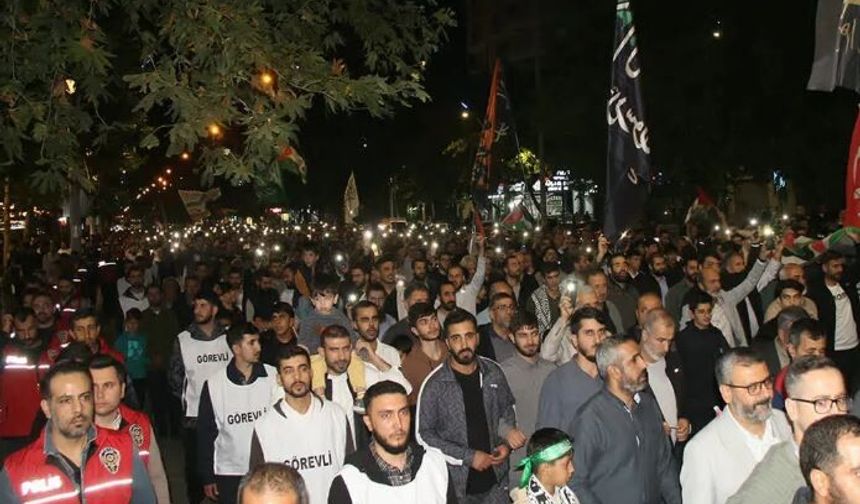 Diyarbakırlılar Aksa Tufanı'nın 3'üncü yıldönümünde Gazze için meydanlara akın etti