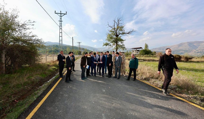 Bitlis'te kış mevsimi öncesi köy yollarında çalışmalar sürüyor