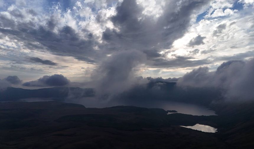 Nemrut Kalderası Milli Parkı'nda bulutların geçişi hayranlık uyandırdı