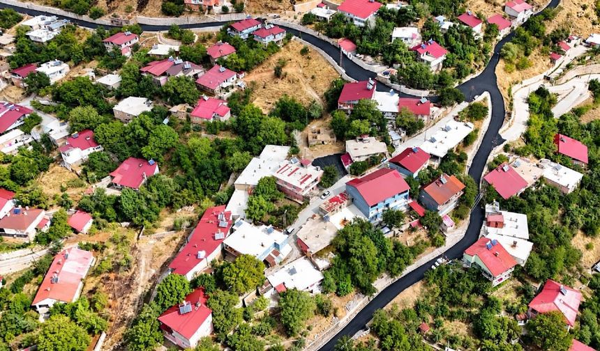 Bitlis’te iki mahallede yollar sıcak asfaltla yenilendi