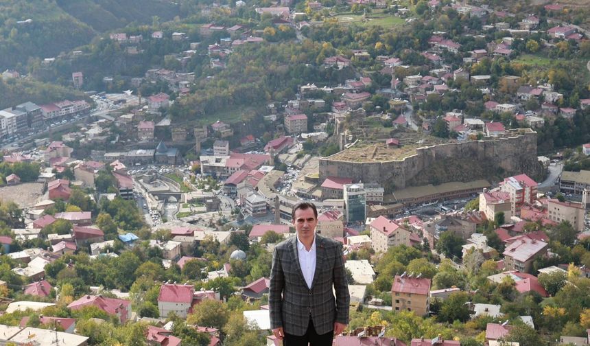 Vali Karakaya manilerle Bitlis Dideban Dağı'nı paylaştı