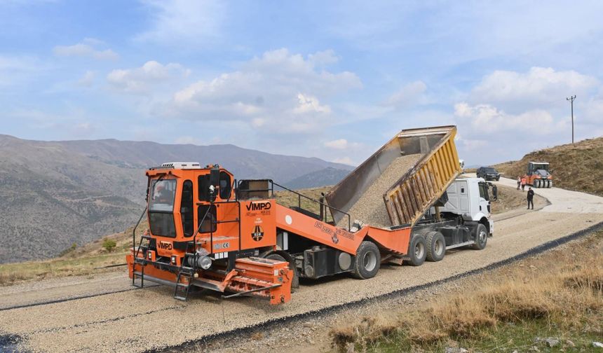 Hizan’da altyapı ve yol çalışmaları sürüyor