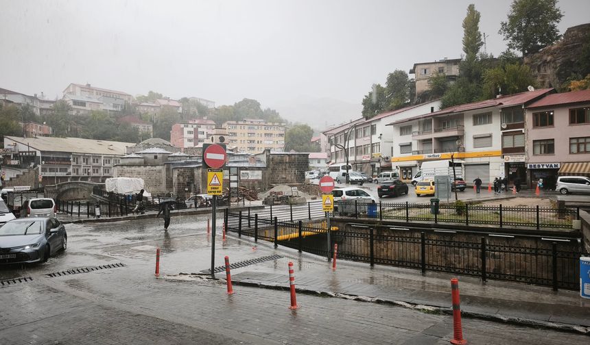 Bitlis’te önce sağanak, ardından güneş yüzünü gösterdi