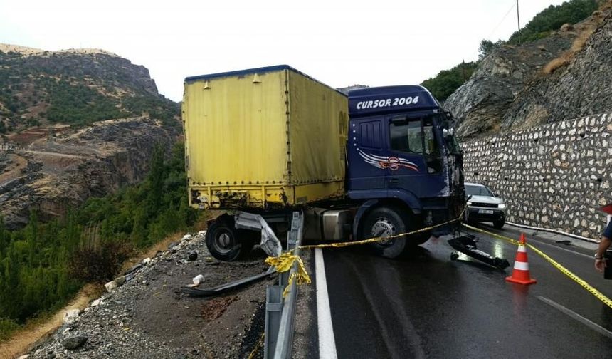 Malatya'da bariyerlere çarpan tır askıda kaldı