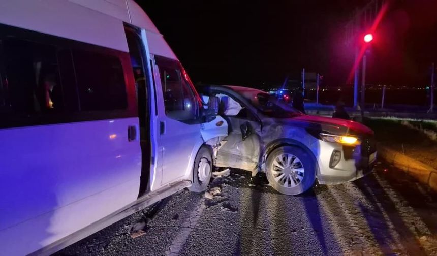 Minibüs ile otomobilin çarpıştığı kazada 12 kişi yaralandı