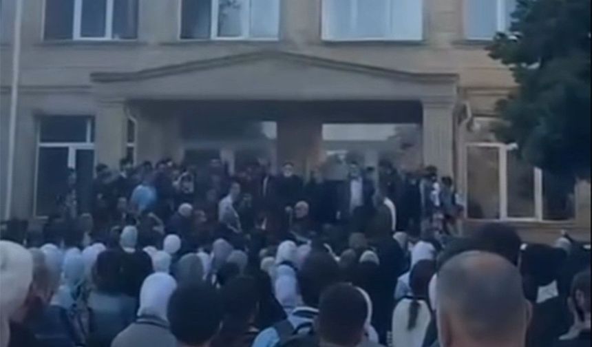 Azerbaycan’daki okullarda başörtüsü yasağı büyük tepki çekiyor