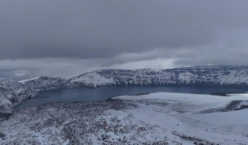 Tatvan'da doğa harikası Nemrut'ta kış manzarası